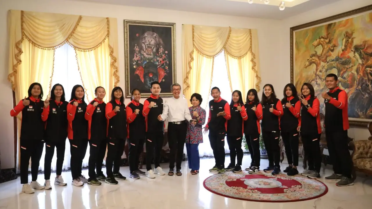 Duta Besar Republik Indonesia untuk Kerajaan Thailand, Rachmat Budiman dengan para atlet tim Uber Indonesia 2022.