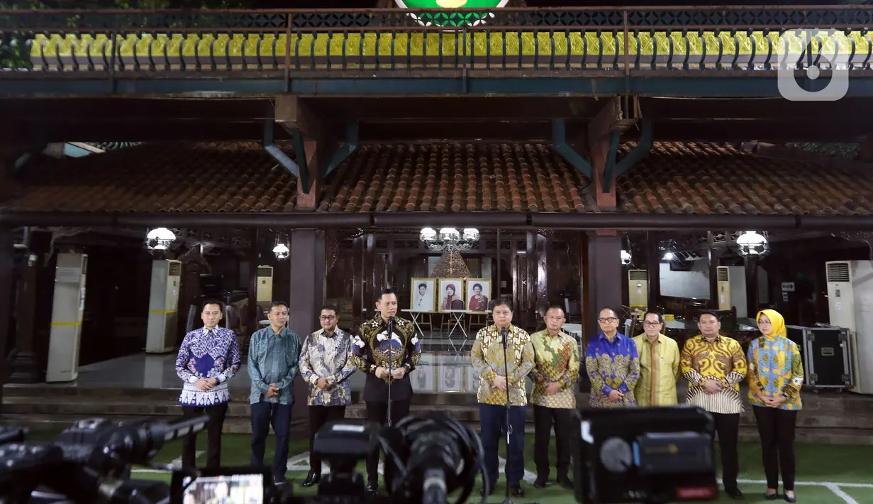 Dalam keterangannya, Ketua Umum Partai Demokrat, Agus Harimurti Yudhoyono menyambut hangat kedatangan Airlangga Hartarto. (Liputan6.com/Helmi Fithriansyah)
