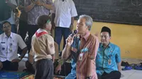 Gubernur Jawa Tengah, Ganjar Pranowo berbincang dengan anak SD ketika berkunjung ke Cilacap. (Foto: Liputan6.com/Muhamad Ridlo)