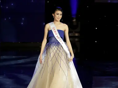 Miss Indonesia, Natasha Mannuela berjalan di atas panggung ajang kecantikan Miss World 2016 di Oxen Hill, Maryland, Minggu (18/12). Indonesia yang diwakili Natasha Mannuela berhasil menjadi runner up 2 di ajang Miss World 2016. (REUTERS/Joshua Roberts)