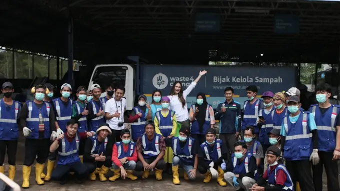 Luna Maya Bergabung dengan Waste4Change