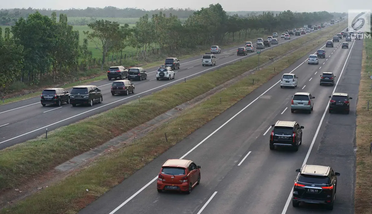 <p>Kendaraan yang didominasi pemudik melintasi Jalan Tol Cipali di kawasan Majalengka, Jawa Barat, Sabtu (8/7). Diberlakukannya sistem satu arah atau one way menyebabkan jalur Trans Jawa dari arah Palimanan menuju Cikampek ramai lancar pada H+3 Lebaran. (Liputan6.com/Immanuel Antonius)</p>