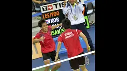 Luapan kegembiraan ganda Putra Indonesia Muhamad Ahsan dan Hendra Setiawan setelah mengalahkan ganda Korsel Yongdae Lee dan Yeonseong Yoo pada final Asian Games ke-17 di Gyeyang Gymnasium, Incheon, Korsel, (28/9). (ANTARA FOTO/Saptono)