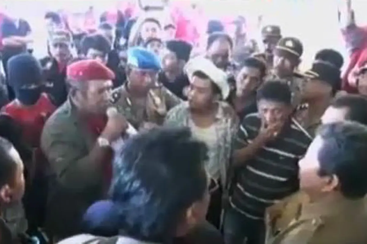 Unjuk Rasa Memprotes Pembekuan PSSI di Makassar Berlangsung Ricuh