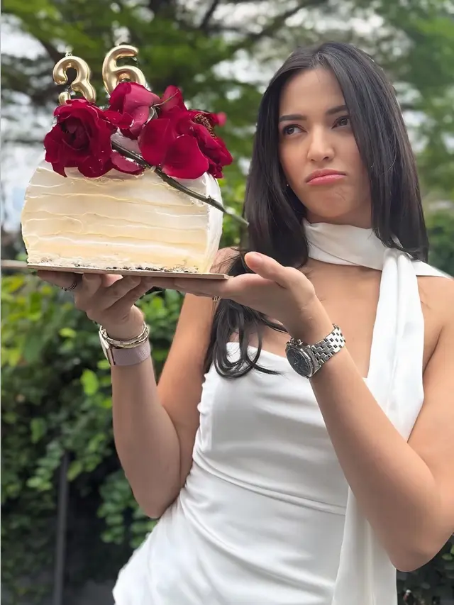 Nia Ramadhani Rayakan Ulang Tahun ke-36 pakai jam tangan mewah. [@ramadhaniabakrie]