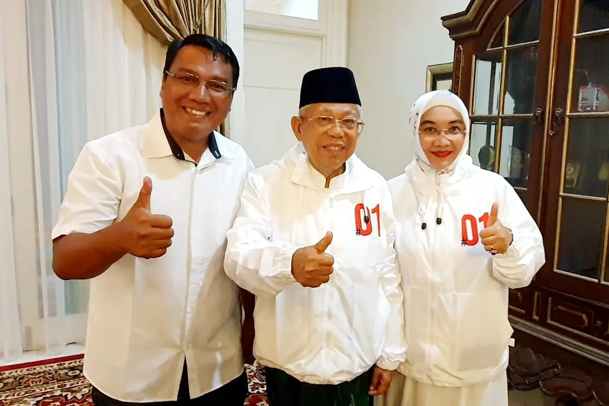 Foto Cawapres Ma'ruf Amin bersama istrinya Wury Estu Handayani dan Koordinator Media Ma'ruf, Monang Sinaga menggunakan jaket putih (Istimewa)