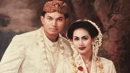 Diah Permatasari dan suami, Anton Wahyu Jatmiko menikah pada 5 April 1997. Mereka telah dikaruniai dua orang anak yang kini sudah beranjak dewasa, bernama Marciano Nicholas Reynard dan Marcello Renara Djatmiko. Meski sudah melewati usia pernikahan silver, Diah dan suami masih tetap romantis dalam segala suasana. (Liputan6.com/IG/@dps_diahpermatasari)