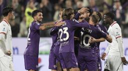 Pemain Fiorentina merayakan gol yang dicetak oleh Yacine Adli Kiper pada laga lanjutan Liga Italia 2024/2025 melawan AC Milan di Artemio Franchi Stadium, Florence, Italia, Senin (07/10/2024) dini hari WIB. (AP Photo/LaPresse/Massimo Paolone)