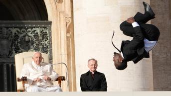 Pertunjukan Akrobat Black Blues Brothers di Depan Paus Fransiskus