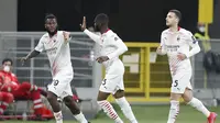 Gelandang AC Milan, Franck Kessie (kiri) merayakan gol yang dicetaknya ke gawang Red Star Belgrade bersama rekan setim dalam laga leg kedua babak 32 Besar Liga Europa 2020/21 di San Siro Stadium, Kamis (25/2/2021). AC Milan bermain Imbang 1-1 dengan Red Star Belgrade. (AP/Antonio Calanni)