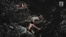 Anak-anak berenang di Sungai Ciliwung, Depok, Jawa Barat, Kamis (4/7/2019). Menurunnya debit air Sungai Ciliwung akibat musim kemarau dimanfaatkan warga setempat sebagai tempat wisata gratis untuk mengajak anak berenang. (merdeka.com/Iqbal Nugroho)