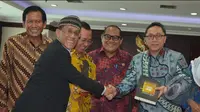Ketua MPR RI Zulkifli Hasan (kanan) menerima buku Tafsir ilmiah Salman dari Anggota  Ikatan Cendekiawan Muslim Indonesia (ICMI) Profesor Salim), Jakarta, Selasa (3/2/2015). (Liputan6.com/Andrian M Tunay)  