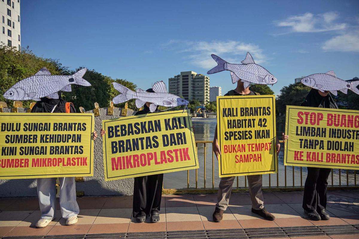 FOTO: Aktivis Ecoton Serukan Sungai Bersih pada Hari Lingkungan Hidup Sedunia