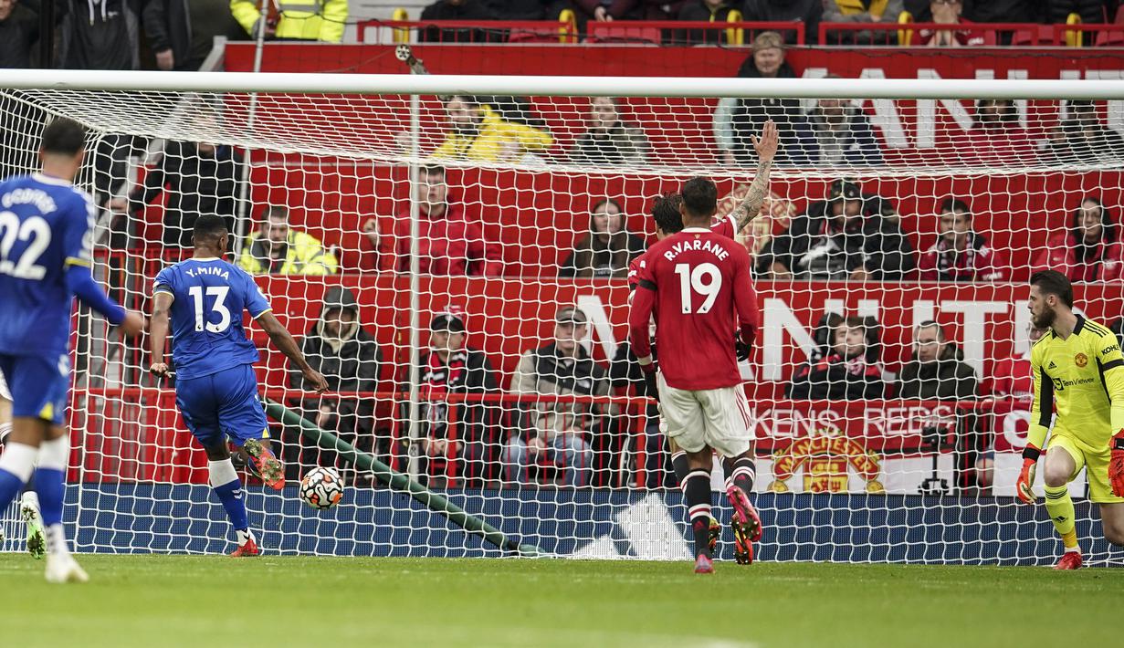 Pada menit ke-86 Everton sempat membuat gol melalui Yerry Mina. Namun golnya dianulir usai terlebih dahulu terperangkap offside sebelum menerima umpan dari Tom Davies. (AP/Dave Thompson)