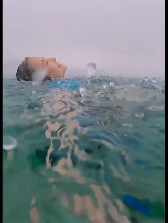 Bukan menepi, bintang film Danur itu tampat sangat menikmati rintik hujan sambil berenang. [Instagram/prillylatuconsina96]