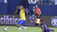 Striker timnas Brasil, mencetak gol penentu kemenangan atas Arab Saudi dalam laga uji coba di King Saud University Stadium, Sabtu (13/10/2018) dini hari WIB. (AP Photo)