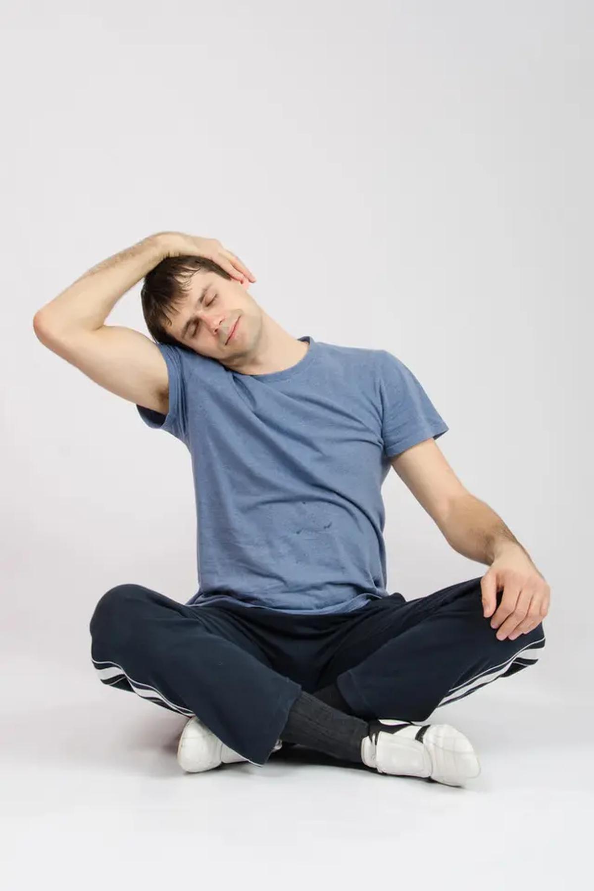 Ilustrasi neck rotation. (c) Madhourses/Depositphotos.com