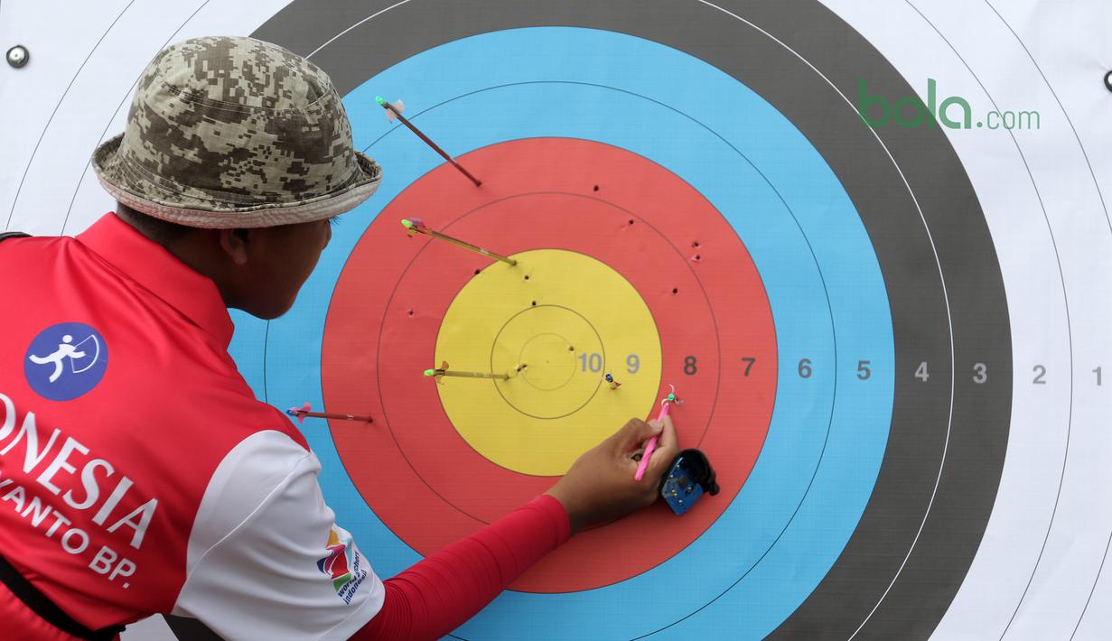 Pemanah Indonesia, Bagas Aviyanto memeriksa hasil bidikan pada semifinal nomor Recurve Tim Putra Test Event Asian Games 2018 di Venue Panahan, Jakarta, Selasa (13/2/2017). Recurve Tim Putra Indonesia menang atas Malaysia 5-4. (Bola.com/Nick Hanoatubun)