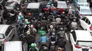 Kemacetan kendaraan di Jalan Medan Merdeka Timur, Jakarta, Rabu (14/2). Kemacetan ini imbas dari demo ratusan sopir taksi online menolak Permenhub Nomor 108 yang dianggap memberatkan. (Liputan6.com/Immanuel Antonius)