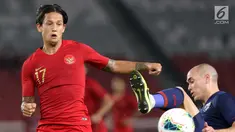 Pemain Timnas Indonesia, Irfan Bachdim berebut bola dengan pemain Thailand pada laga Grup G Penyisihan Kualifikasi Piala Dunia 2022 zona Asia di Stadion Utama Gelora Bung Karno, Jakarta, Selasa (10/9/2019). Babak pertama kedua tim bermain imbang 0-0. (Liputan6.com/Helmi Fithriansyah)