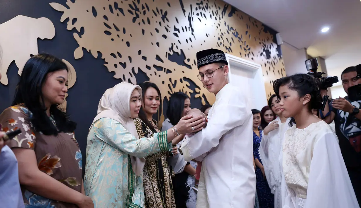 Kombinasi putih, ungu, dan pink terlihat di dekorasi acara aqiqah Sheva di kediaman Ussy dan Andhika di kawasan Cipete, Jakarta Selatan. Tak sembarangan pilih warna, ternyata Ussy punya alasannya tersendiri. (Nurwahyunan/Bintang.com)
