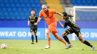 Pemain Borneo FC, Wiljan Pluim (kiri) berebut bola dengan pemain Madura United, Koko Ari Araya pada laga leg kedua semifinal Championship Series BRI Liga 1 2023/2024 di Stadion Batakan, Balikpapan, Kalimantan Timur, Minggu (19/5/2024). (Bola.com/Bagaskara Lazuardi)