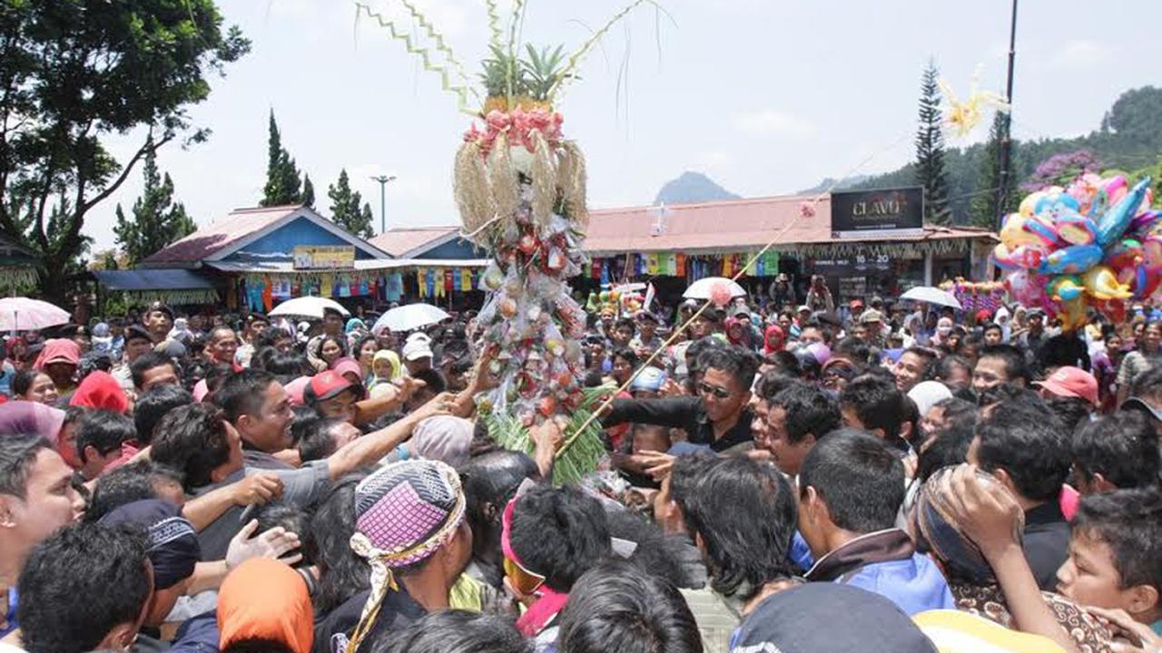 Ribuan Warga Berebut Gunungan di Grebeg Suran Baturraden