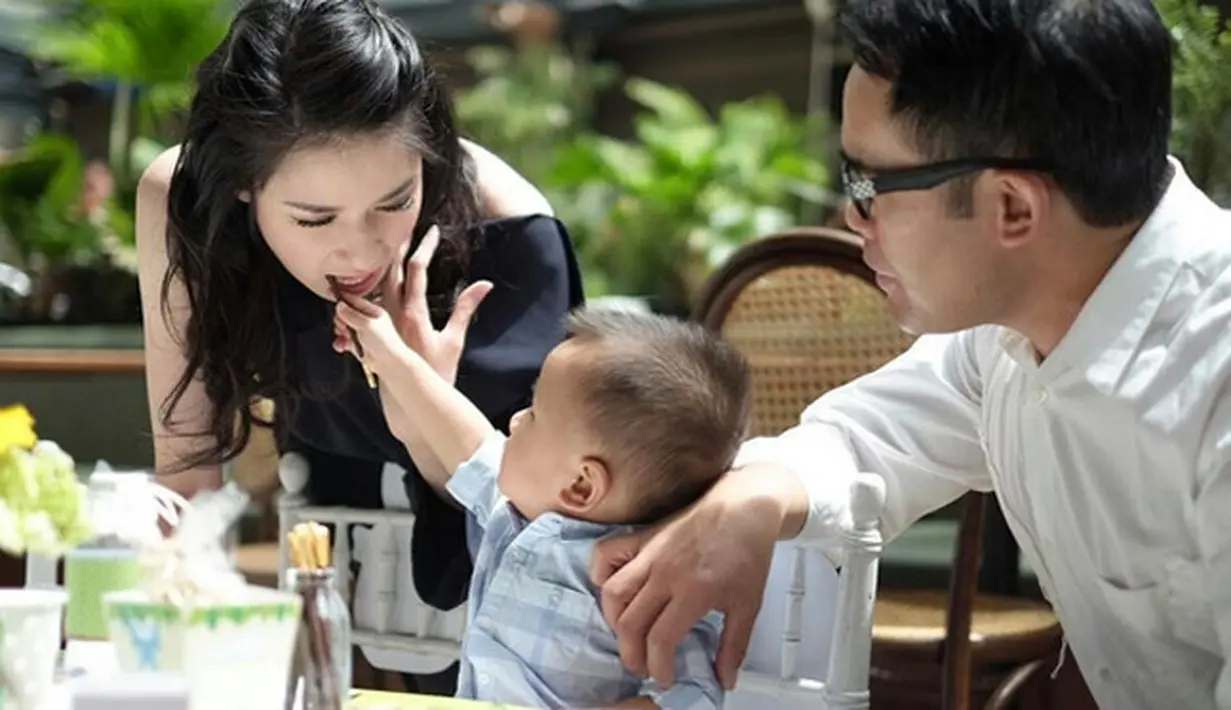 Laura enggan memberikan mainan gadget pada buah hatinya. Ia mengaku lebih senang bermain bersama putranya. Menyelami dunia anak, seperti main sepeda, berenang dan juga main mainan anaknya bersama. (Instagram/laurabas)