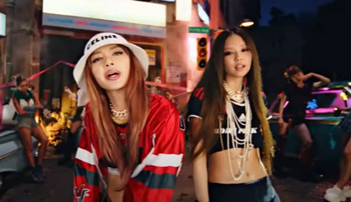 <p>Lisa dan Jennie BLACKPINK kenakan jersey sambil pamer perut rata (YouTube BLACKPINK)</p>