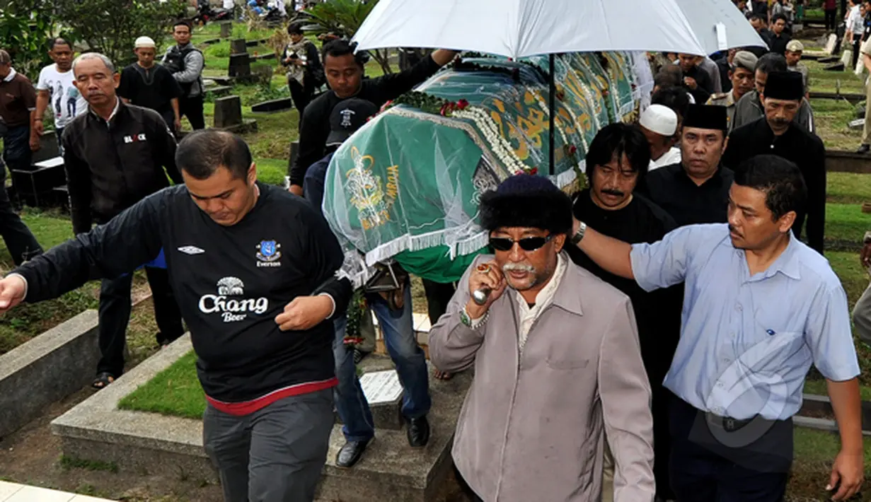Keranda jenazah Bob Sadino saat tiba di TPU Jeruk Purut, Jakarta, Selasa (20/1/2015). (Liputan6.com/Miftahul Hayat)