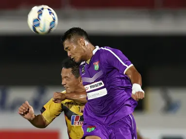 Bek Persita, Kery Yuwono (kanan) berebut bola dengan Rahmat Afandi (Mitra Kukar) di laga turnamen Piala Presiden 2015 di Stadion I Wayan Dipta, Gianyar, Bali, Minggu (30/8/2015). Mitra Kukar menahan imbang Persita 0-0. (Liputan6.com/helmi Fithriansyah)