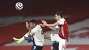 Penyerang Manchester City, Gabriel Jesus bersaing dengan gelandang Arsenal, Dani Ceballos pada lanjutan Liga Inggris di Emirates Stadium, Minggu (21/2/2021). Manchester City kian mengokohkan posisinya di puncak klasemen setelah menang 1-0 di kandang Arsenal. (Shaun Botterill / Pool via AP)