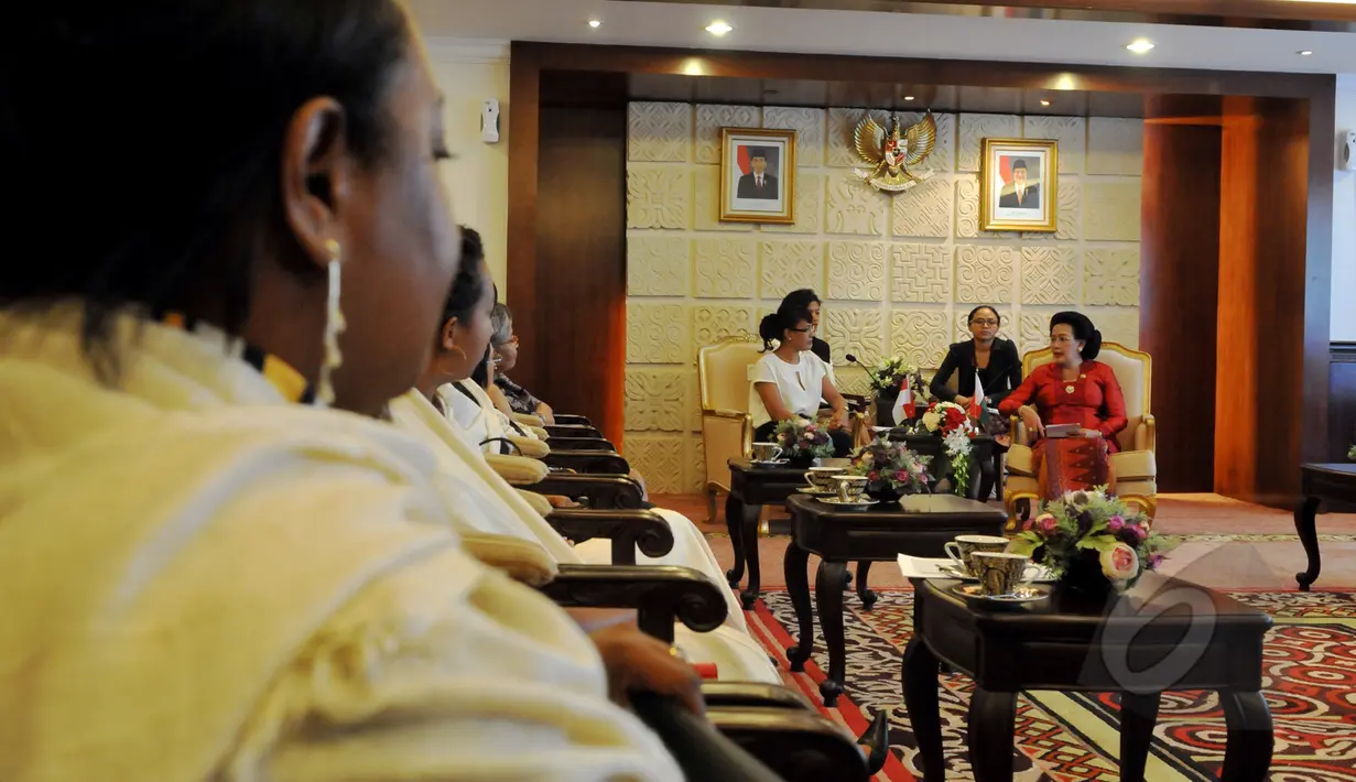 Suasana kunjungan Istri Presiden Madagaskar, Voahangy Rajaonarimampianina ke DPD RI, Komplek Parlemen Senayan, Jakarta, Rabu (22/4/2015). Voahangy Rajaonarimampianina bertemu dengan Wakil Ketua DPD RI GKR Hemas. (Liputan6.com/Andrian M Tunay)