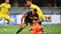Kiper Chievo Verona, Stefano Sorrentino, bertabrakan dengan striker Juventus, Cristiano Ronaldo, pada laga Serie A di Marc'Antonio Bentegodi, Sabtu (18/8/2018). (AFP/Alberto Pizzoli)