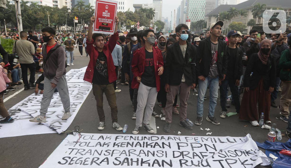 Ratusan Mahasiswa dari berbagai universitas melakukan aksi unjuk rasa di kawasan Patung Kuda, Jakarta Pusat, Senin (4/11/2022). Sejumlah mahasiswa meramaikan kawasan Patung Kuda dalam aksi demo 11 April ini. (Liputan6.com/Helmi Fithriansyah)