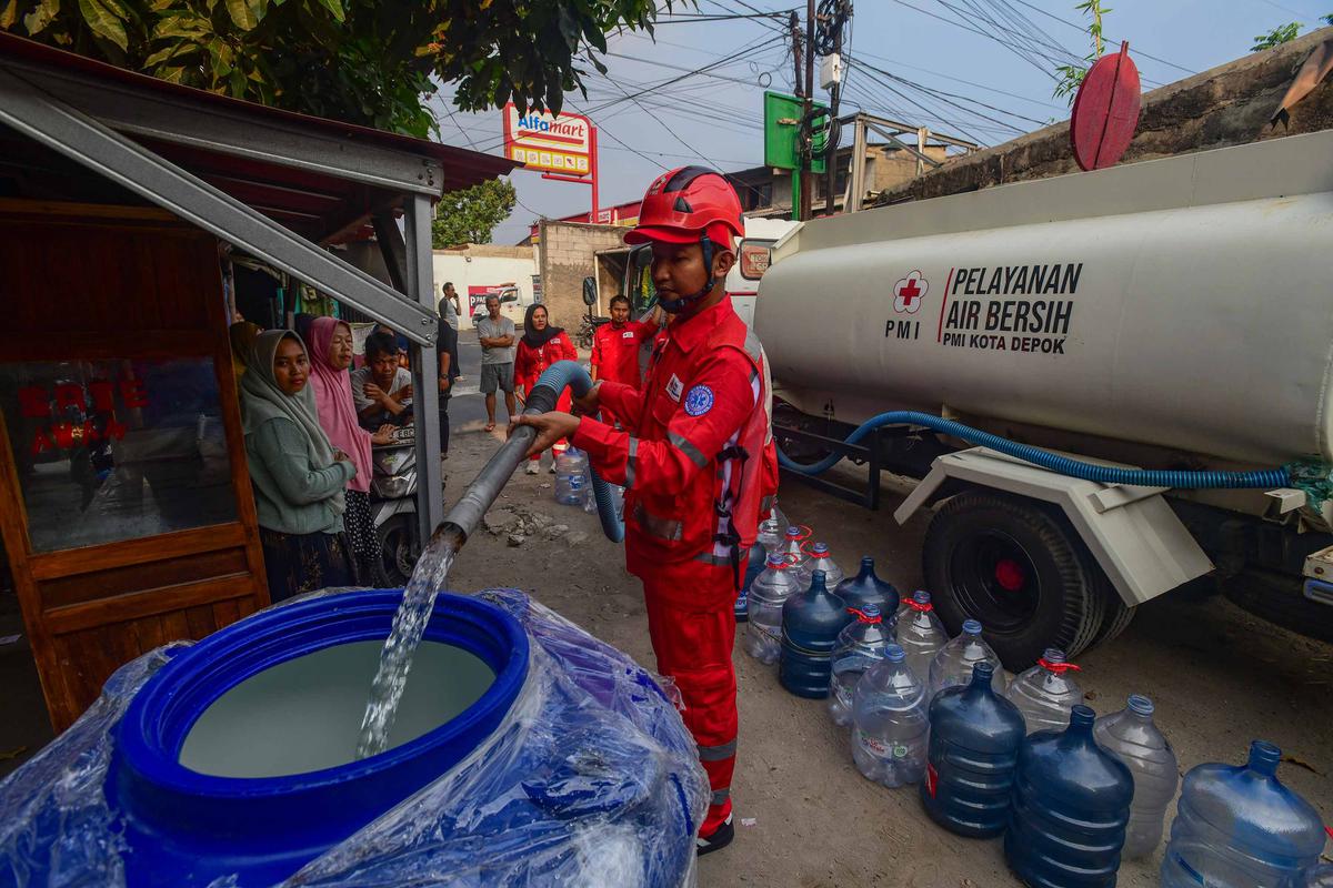 PMI Distribusikan Air Bersih bagi Korban Kekeringan di Depok