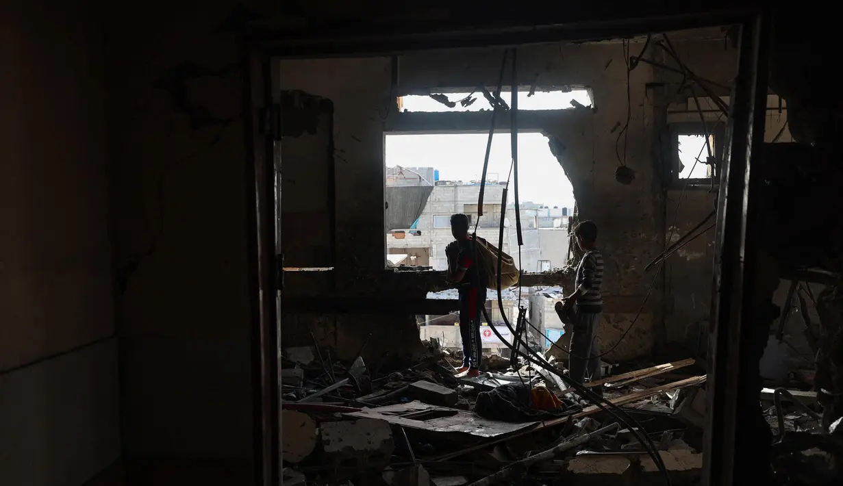 Dalam sebuah pernyataan, melansir AFP, juru bicara pertahanan sipil Gaza Mahmud Bassal mengatakan serangan tersebut melukai sejumlah warga sipil dan menewaskan seorang jurnalis, Hassan Aslih. (Eyad BABA/AFP)