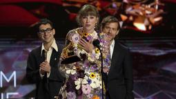 Taylor Swift saat menerima penghargaan untuk album of the year untuk "Folklore" pada Grammy Awards tahunan ke-63 di Los Angeles Convention Center (14/3/2021). Folklore berhasil unggul dari para musisi di kategori Album of the Year. (AP Photo/Chris Pizzello)
