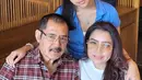 Didampingi sang putri, Khirani Trihatmodjo, Mayangsari dan Bambang Trihatmodjo jadi keluarga yang harmonis. Tergambar lewat kekompakan mereka yang sama-sama mengenakan kacamata. (Liputan6.com/IG/@mayangsari_official)