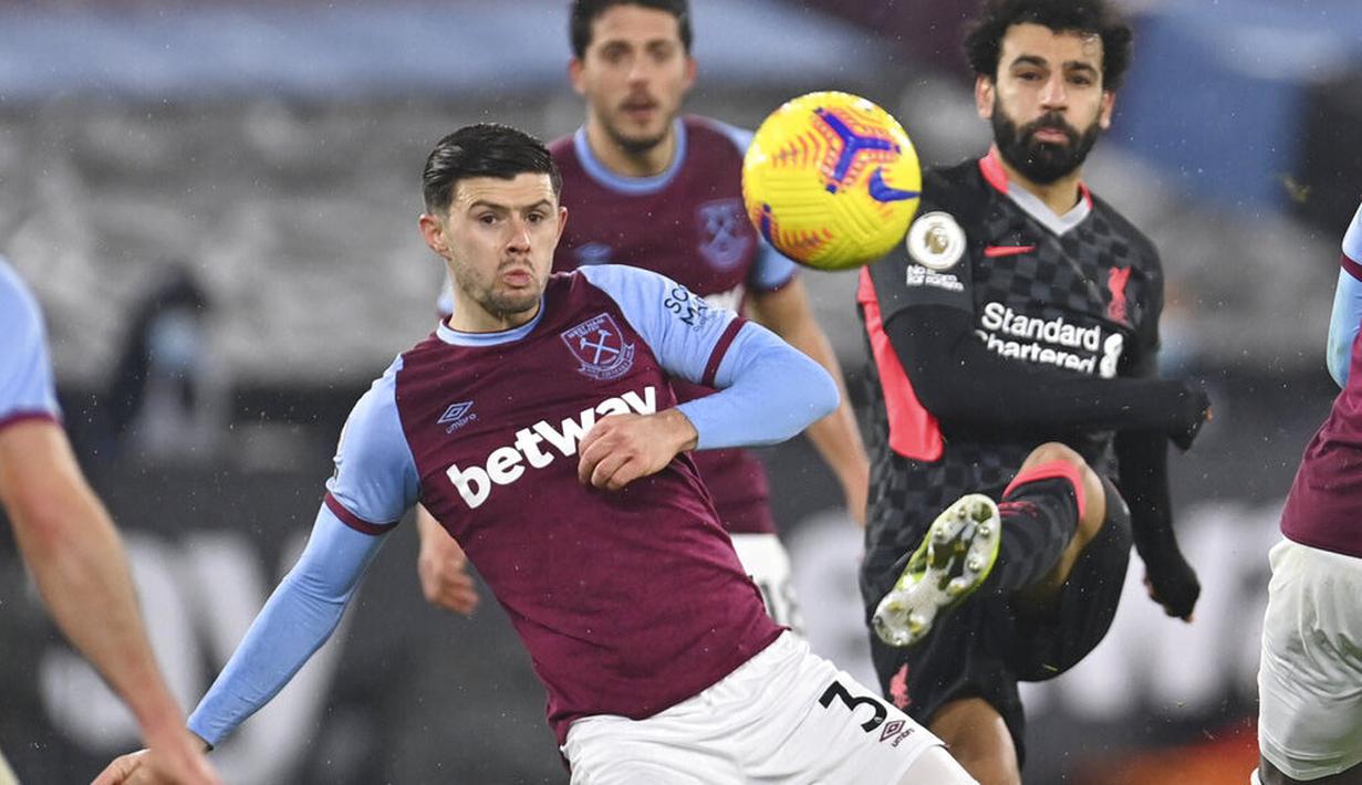 Penyerang Liverpool, Mohamed Salah, melepaskan tendangan saat melawan West Ham United pada laga Liga Inggris di Stadion London, Minggu (31/1/2021). Liverpool menang dengan skor 3-1. (Justin Setterfield/Pool via AP)