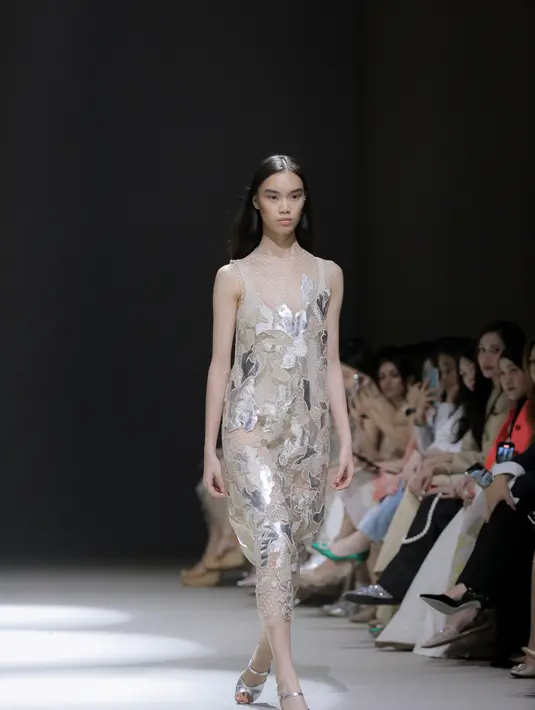 Ornamen yang dirangkai Sapto bergaya busana berlapis ringan yang memberikan kemudahan udara untuk merangkai layangnya. [Foto: Document/FIMELA]