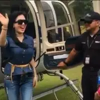 Demi menghindari kemacetan hingga berjam-jam saat lebaran seperti dikeluhkan oleh para pemudik, pemilik nama asli Rini Fatimah Jaelani itu menggunakan helikopter dari Sukabumi ke Jakarta. (Instagram/princessyahrini)