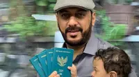 Syekh Ali Jaber  sedang memerlihatkan paspornya yang menunjukkan dirinya resmi sebagai WNI (dok.instagram/@syekh.alijaber/https://www.instagram.com/p/B7pcCOmhdMw/Komarudin)