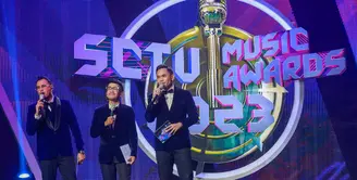 SCTV kembali menggelar ajang tahunan untuk memberikan penghargaan untuk insan musik Tanah Air. Malam puncak SCTV Music Awards 2023 itu dipandu oleh Raffi Ahmad, Ben Kasyafani dan Ruben Onsu di gelar Selasa (9/5/2023) malam di Studio Emtek City, Daan Mogot, Jakarta Barat. Berikut beberapa potret para peraih penghargaan. [Foto: Muhammad Akrom Sukarya/© KapanLagi.com]