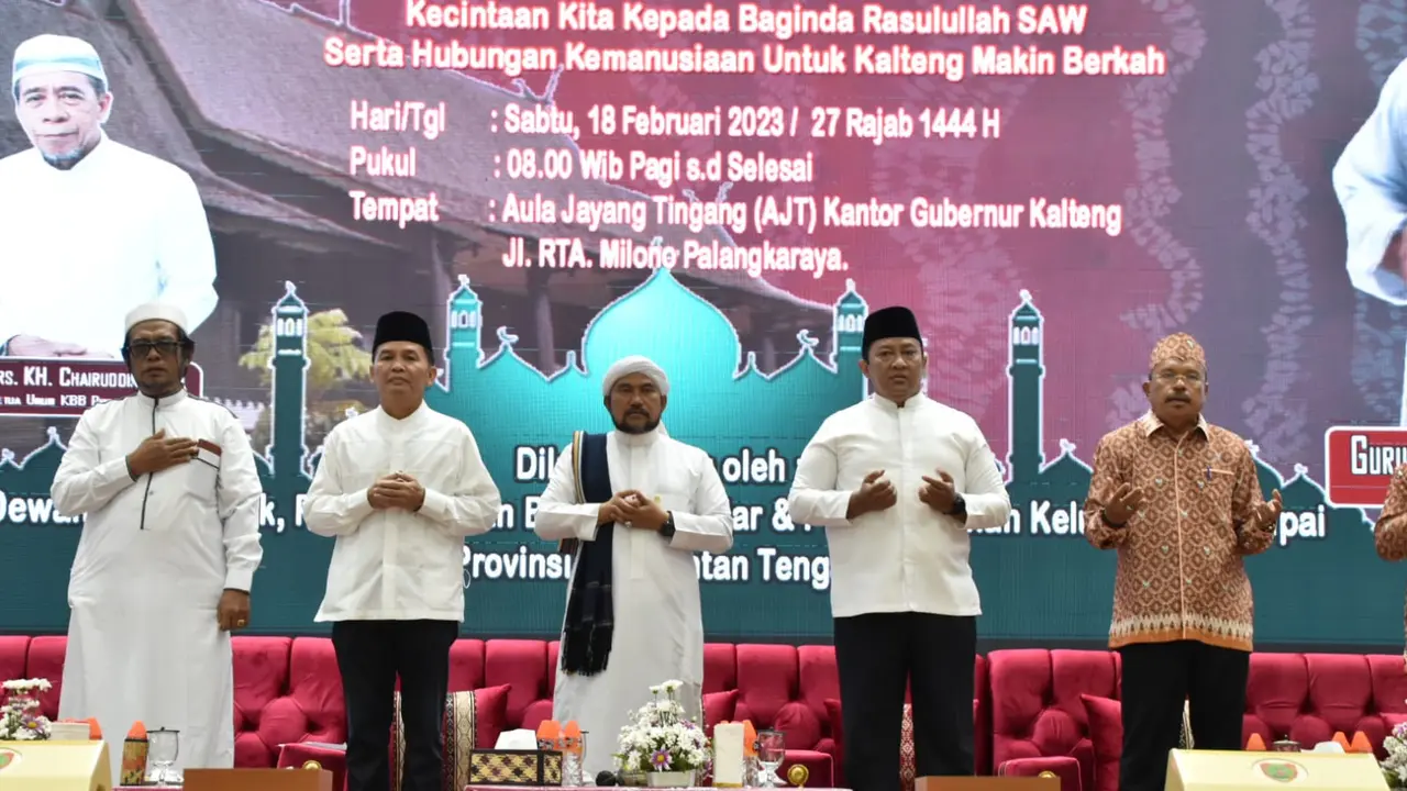 Anggota Komisi III DPR RI, Agustiar Sabran (kedua dari kiri) saat menghadiri peringatan Isra Mi'raj di Kantor Gubernur Kalimantan Tengah, Palangkaraya (Istimewa)