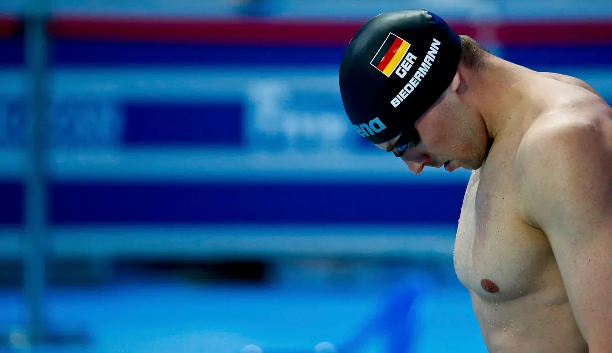 Paul Biedermann asal Jerman mempersiapkan diri  memulai balapan renang 200 m gaya bebas di Aquatics World Champions, Kazan, Rusia, Senin (3/8/2015). Gelaran ini dimulai pada 24 Juli - 9 Agustus 2015 di Rusia. (REUTERS/Michael Dalder)