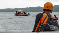 Tim penyelamat mencari korban yang hilang dalam sebuah kecelakaan yang menimpa Kapal Motor Penumpang (KMP) Tunu Pratama Jaya di perairan Selat Bali di Jembrana, Bali, pada tanggal 4 Juli 2025. (Dicky Bisinglasi/AFP)