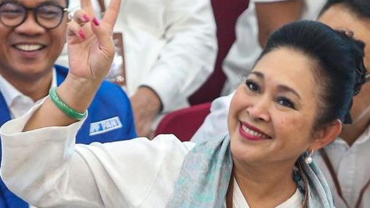 Dengan senyumannya yang terpancar di wajahnya, Titiek Soeharto sempat berpose dengan dua jari. Foto: Liputan6.com / Angga Yunniar