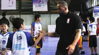 Associate Vice President, Basketball Operations NBA Asia, Carlos Barroca, menilai semua orang punya peluang jadi pemain NBA, termasuk anak-anak Indonesia.  (Bola.com/Asprilla Dwi Adha)