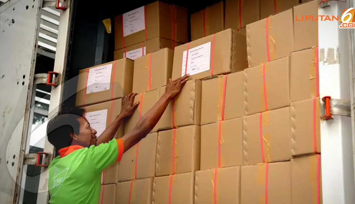 Seorang pekerja terlihat merapikan tumpukan surat suara Pemilu 2014 yang akan segera dikirimkan ke luar negeri (Liputan6.com/Helmi Fithriansyah)
